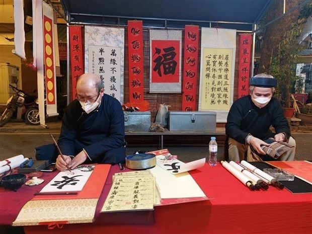 河内梳行街传统花卉市和冯兴街壁画空间开门迎客