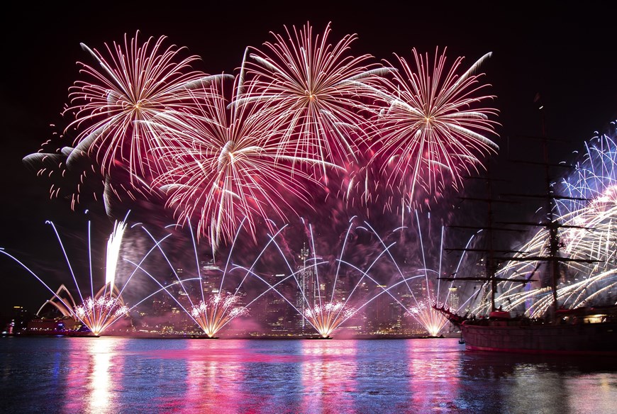 新常态下过元旦 世界民众乐观迎接2022年