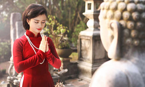 越南人年初去寺庙烧香祈福习俗之美