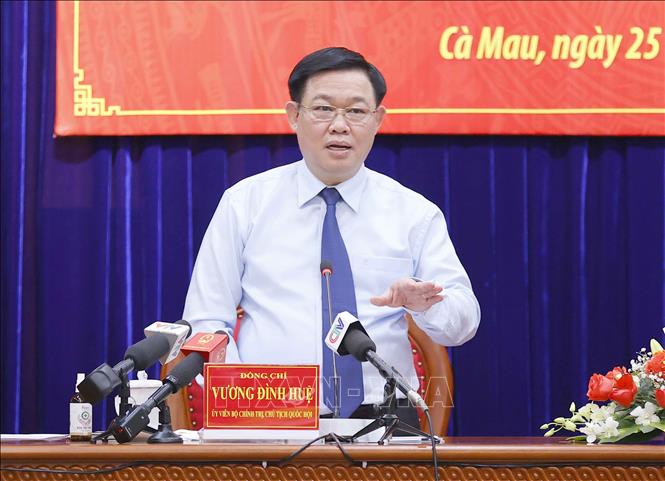 国会主席王廷惠春节前走访慰问金瓯省公安人员和防疫一线医务人员