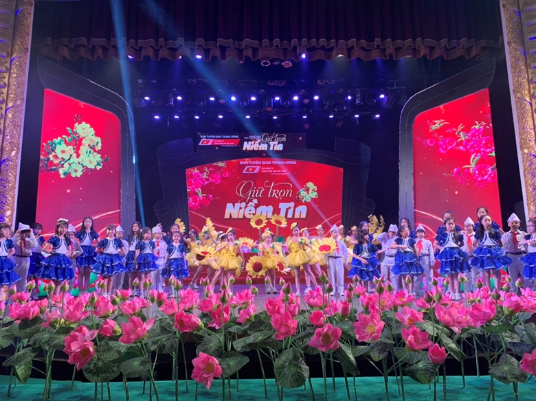 “永葆信心”晚会：生动再现我党92年来的奋斗、建设、发展历程