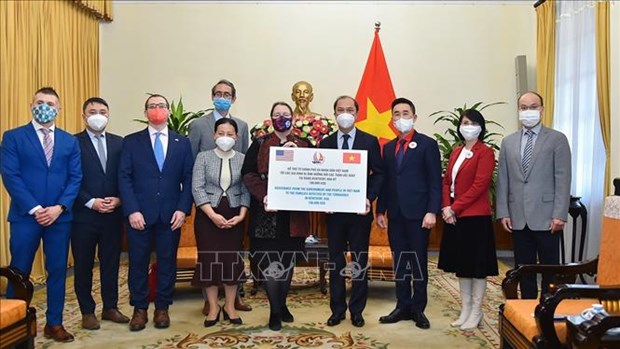 越南援助美国开展灾后重建工作