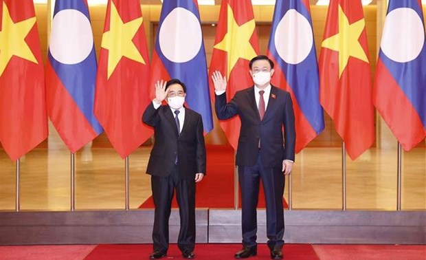 越南国会主席王廷惠会见老挝政府总理潘坎·维帕万
