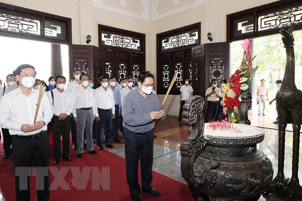 越南政府总理范明正上香缅怀已故政府领导人