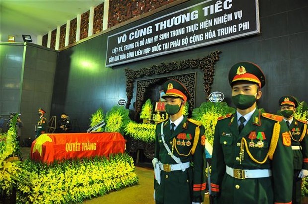 沉痛悼念在执行联合国维和任务时牺牲的越南军官——杜英中校