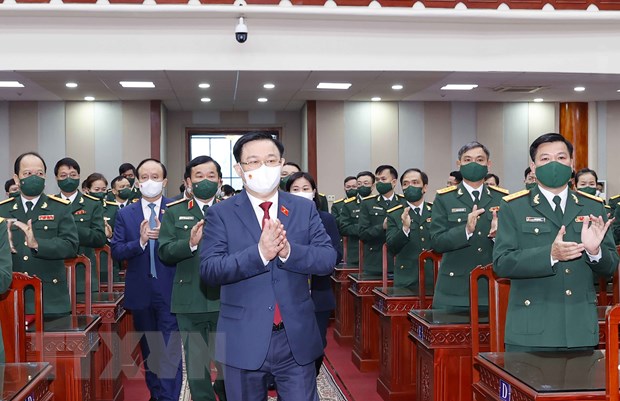 越南国会主席王廷惠向首都武装力量拜年