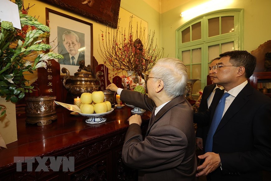 越共中央总书记阮富仲上香缅怀各位已故总书记