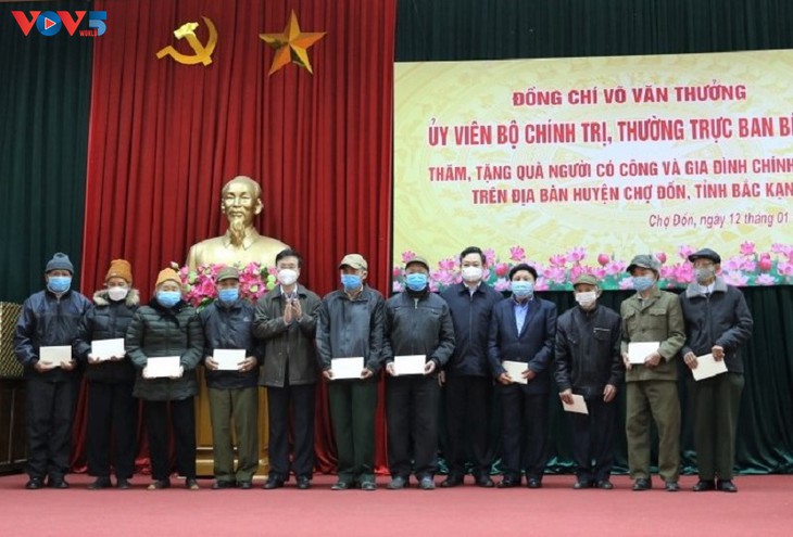 越共中央书记处常务书记武文赏走访慰问北浒省优抚家庭