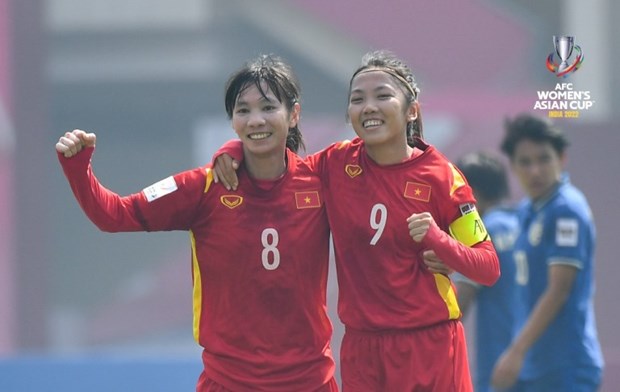 越南国家主席阮春福向国家女子足球队颁授劳动勋章
