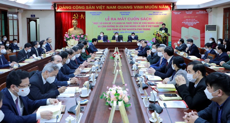 《社会主义和越南走向社会主义的道路的若干理论和实践问题》一书亮相