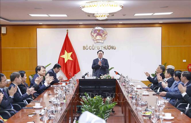国会主席王廷惠与工贸部领导举行工作会议