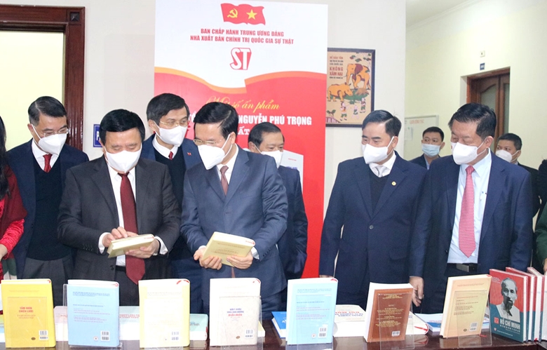 阮富仲总书记的《社会主义和越南走向社会主义的道路的若干理论和实践问题》一书隆重问世