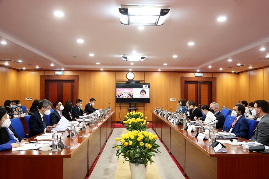 越南财政部与美国-东盟商业委员会高级企业代表团举行工作会晤