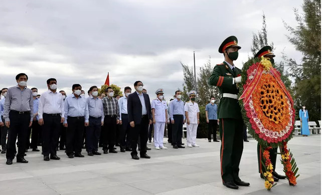 越南政府总理范明正上香缅怀鬼鹿角礁英烈