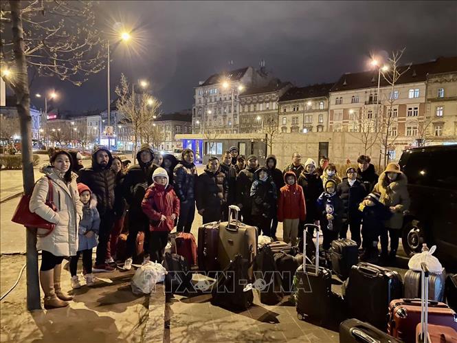 努力迎接从乌克兰撤离到匈牙利的最后一批越南人