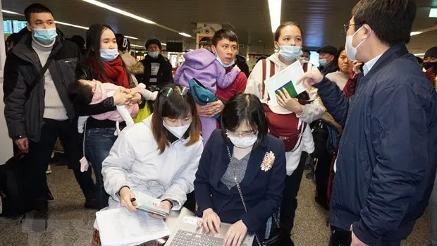 第二趟波兰至河内的免费撤侨航班降落内排机场