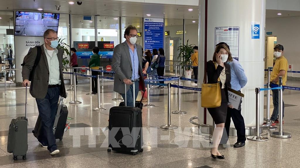 恢复开放国际旅游首日  首趟国际商业航班飞抵河内市