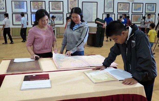 “黄沙与长沙归属越南——历史证据和法律依据”地图资料流动展开展