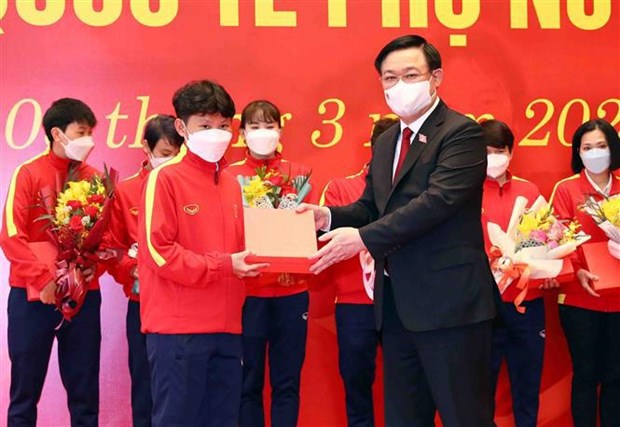 国会主席王廷惠向女足队员致以节日祝贺