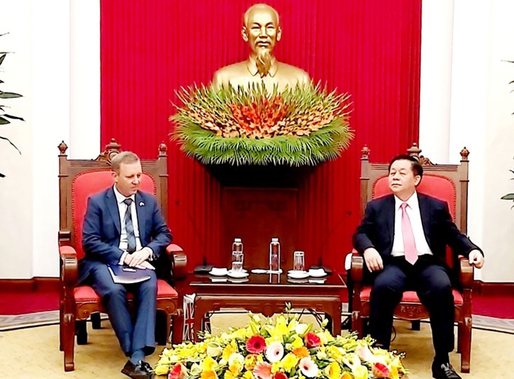 越共中央宣教部部长阮仲义会见英国驻越南大使