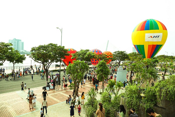 “点亮岘港” 夜间街头艺术活动热闹非凡