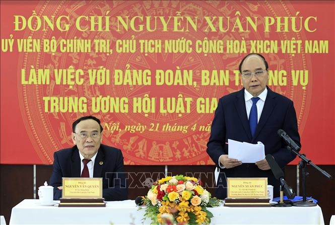 阮春福主席与越南律师协会举行工作会议