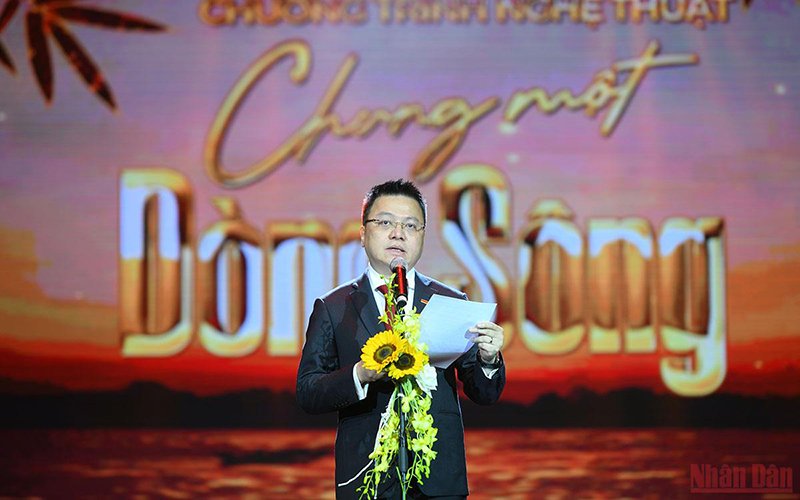 “共享一条河”特殊艺术晚会连接越南人之心