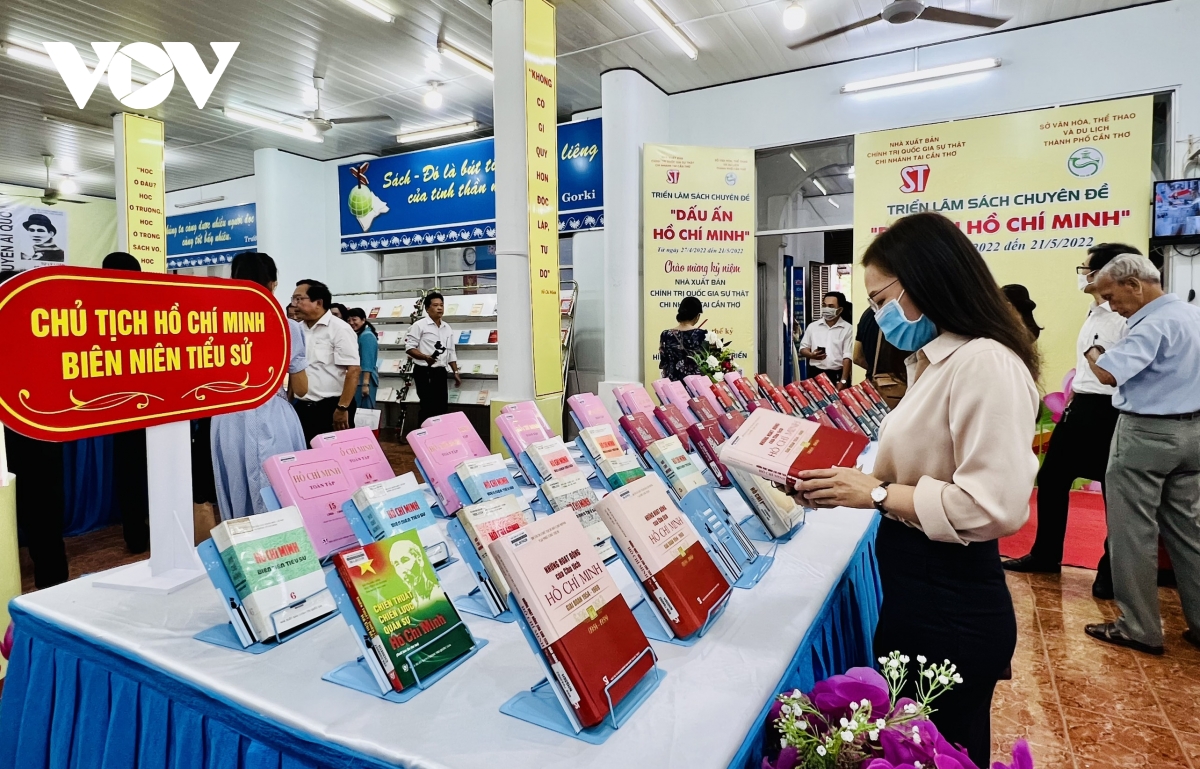 关于胡志明主席的专题图书展在芹苴市举行