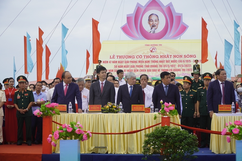 越南国家主席阮春福出席庆祝南方解放国家统一47周年升旗仪式