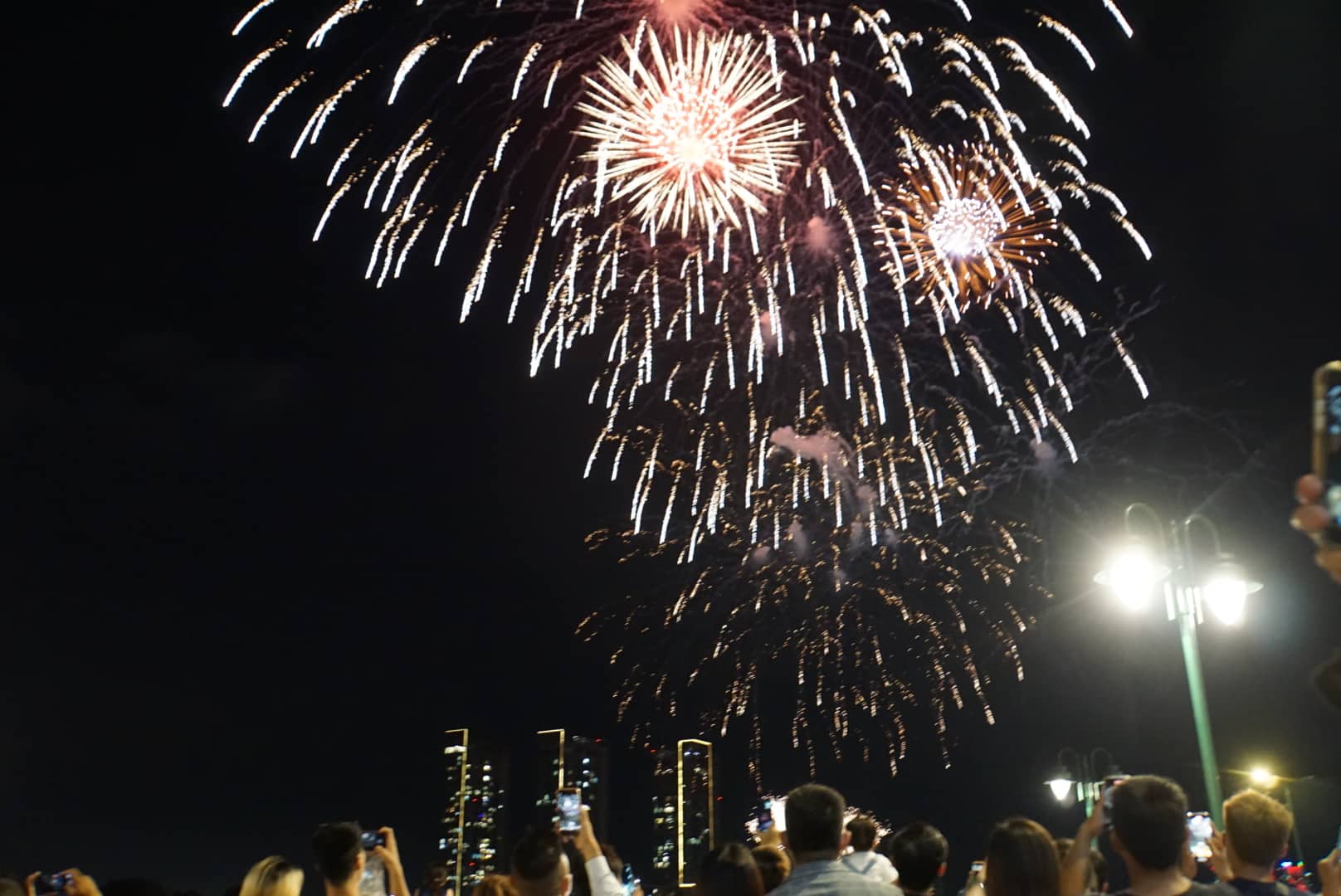胡志明市燃放烟花庆祝南方解放国家统一日