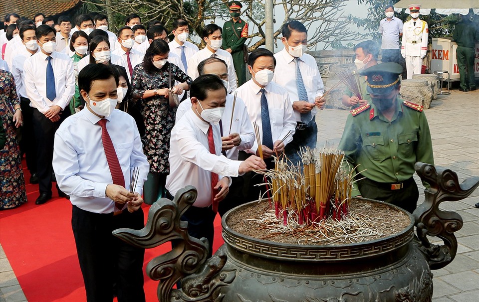 上香缅怀国祖雒龙君和国母妪姬