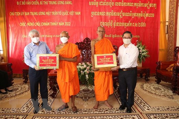 越南祖国阵线中央委员会主席杜文战在芹苴市开展泼水节走访慰问活动