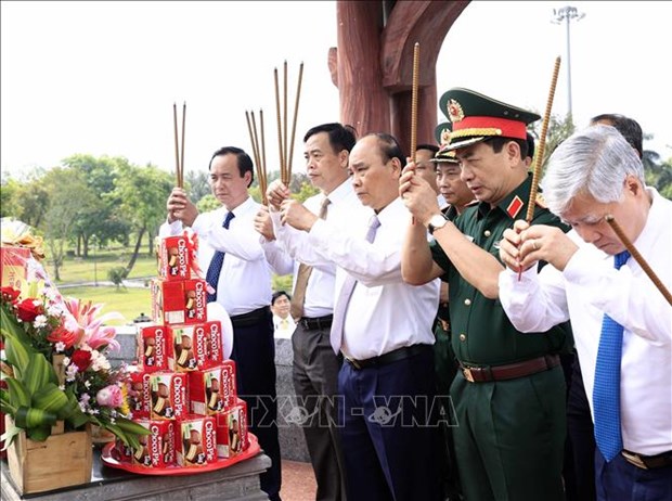 国家主席阮春福在广治古城国家级特殊遗迹区敬香缅怀各位英雄烈士