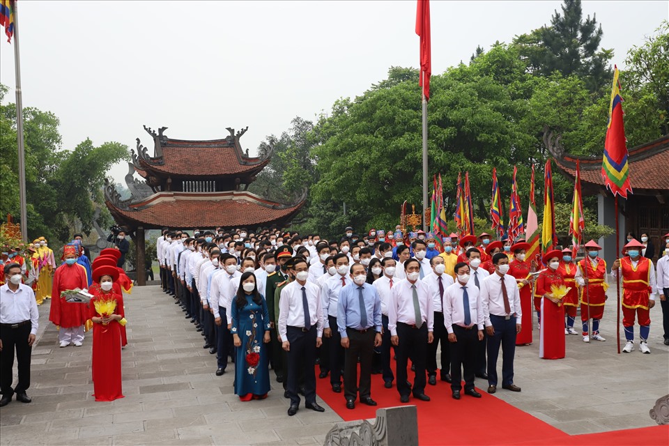 富寿省举行国祖雒龙君忌日祭拜仪式和国母妪姬上香仪式