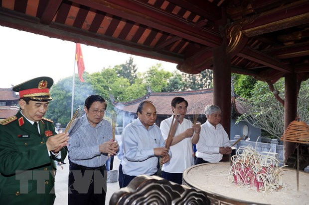 越南国家主席阮春福向鸥姬国母和雒龙君国祖敬香