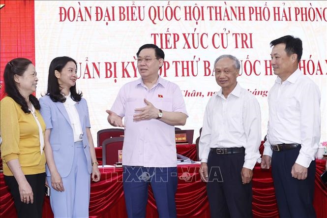 越南国会主席王廷惠到海防市走访接待海防市选民