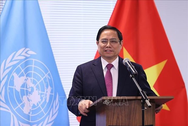 范明正总理探访越南常驻联合国代表团