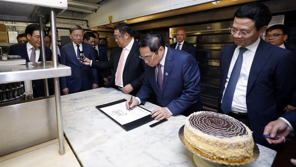 范明正总理走访胡志明主席曾经在美国波士顿的务工地