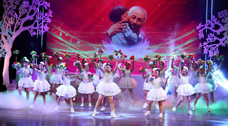 “胡伯伯——无尽之爱” 文艺晚会触动观众心弦