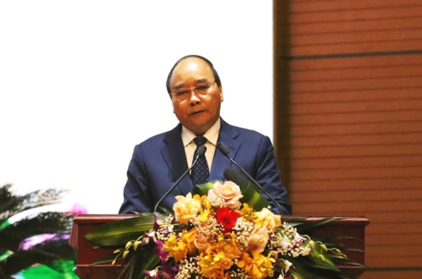 阮春福主席向国防军事领域优秀科研工程颁授“胡志明奖”