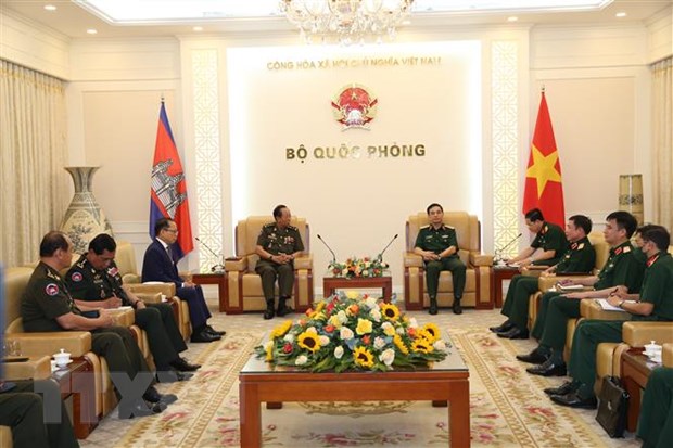 越南国防部长潘文江大将会见柬埔寨国防部长迪班