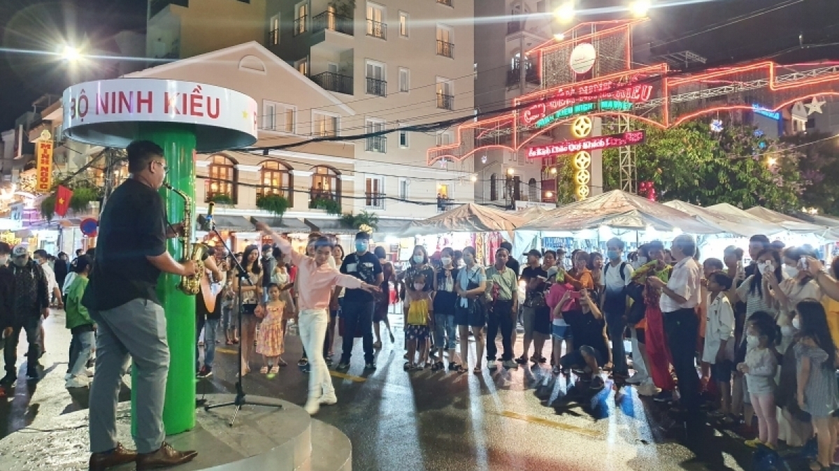 越南芹苴市首条步行街开街