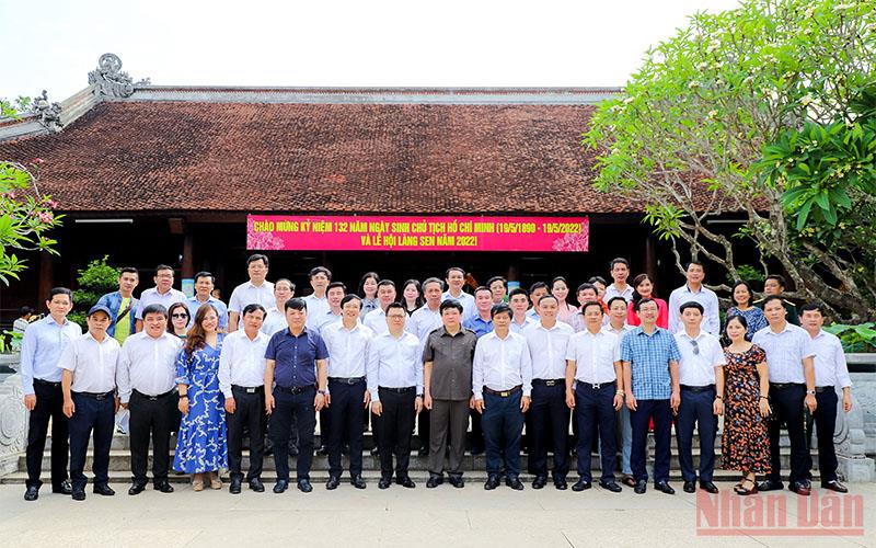 越南新闻工作者协会和新闻机构敬香缅怀胡志明主席