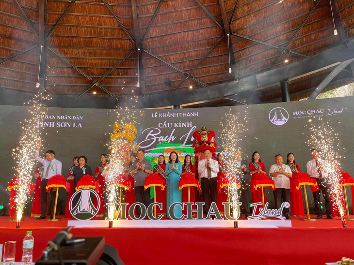 越南山罗省木州县举行世界最长的玻璃桥落成典礼