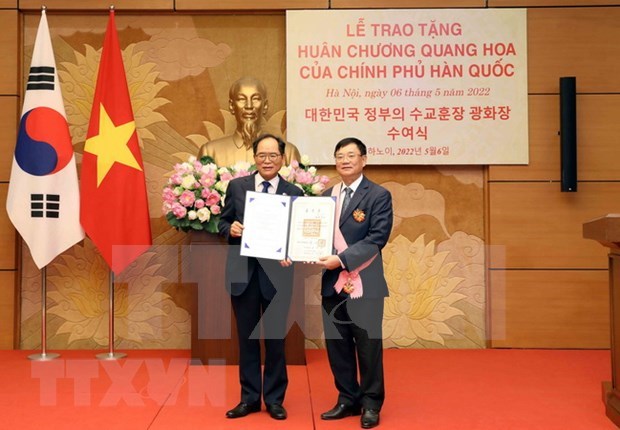 原越韩友好议员小组主席陈文髓荣获韩国政府的“光化章”