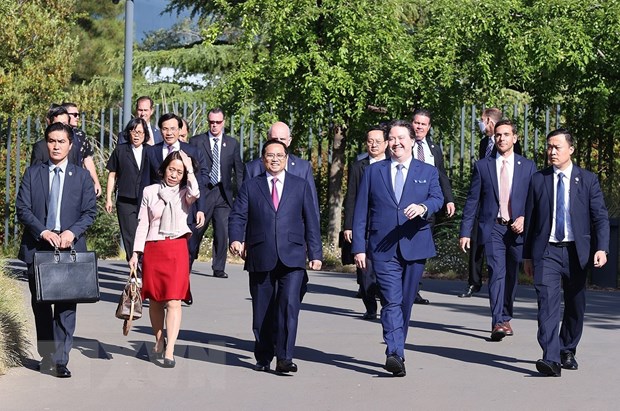 政府总理范明正走访世界顶级科技公司