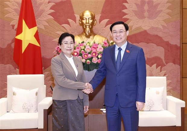 国会主席王廷惠会见老挝最高人民法院院长万通•西潘敦