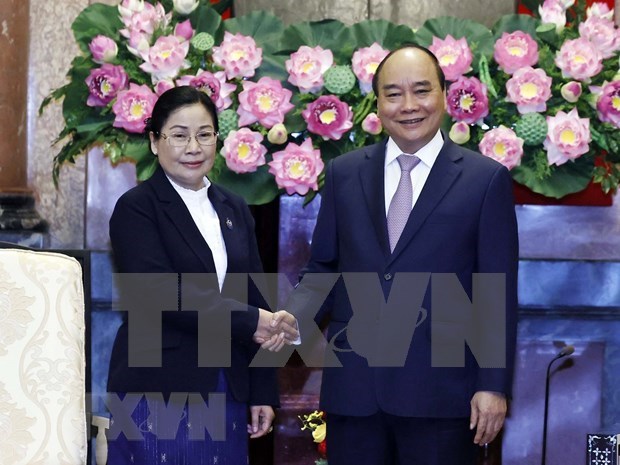 越南国家主席阮春福会见老挝最高人民法院院长万通•西潘敦
