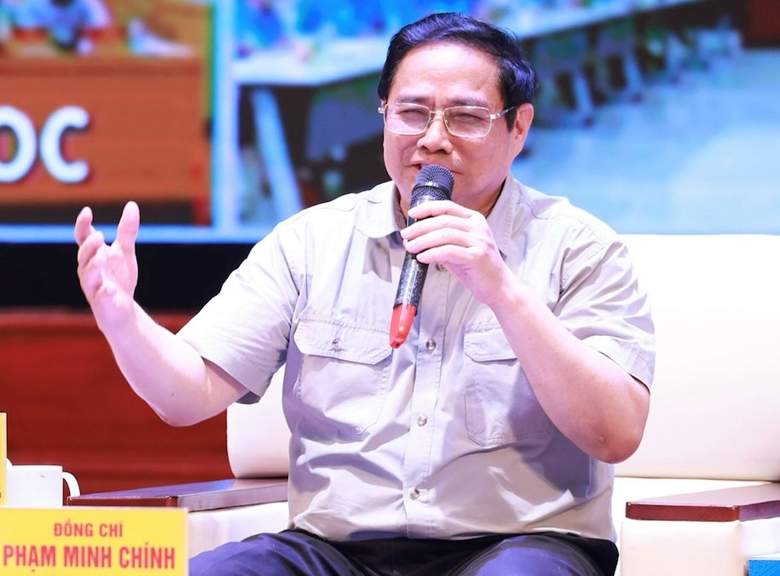 越南政府总理范明正与全国工人举行对话会