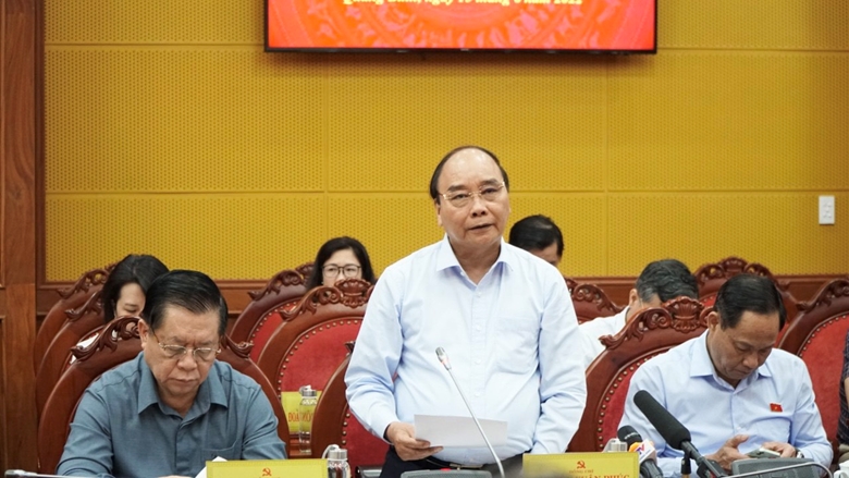 越南国家主席阮春福与广平省委常委会举行工作座谈会